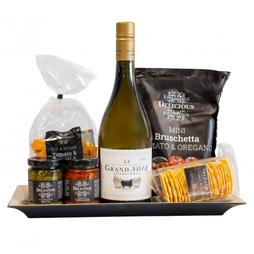 Le Grand Noir with Snacks